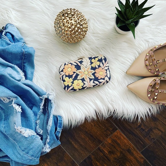Anthropologie Handbags - Anthropologie Audra Wildflower Embroidered Clutch